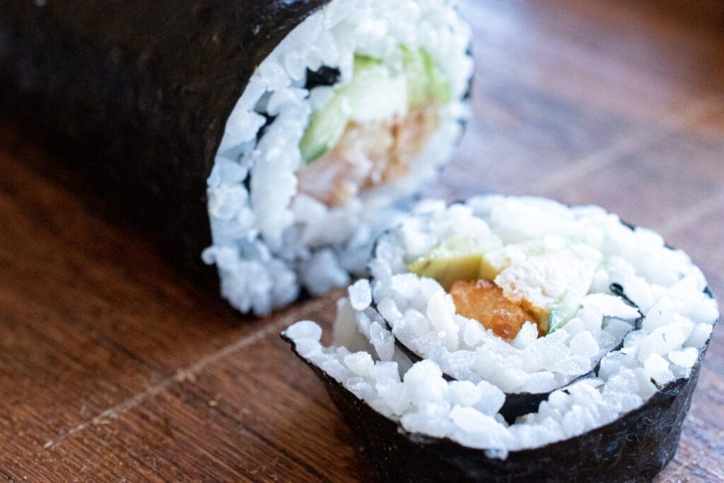 cutting sushi rolls