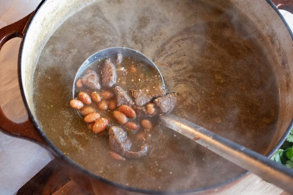 tender pinto beans in carne en su jugo